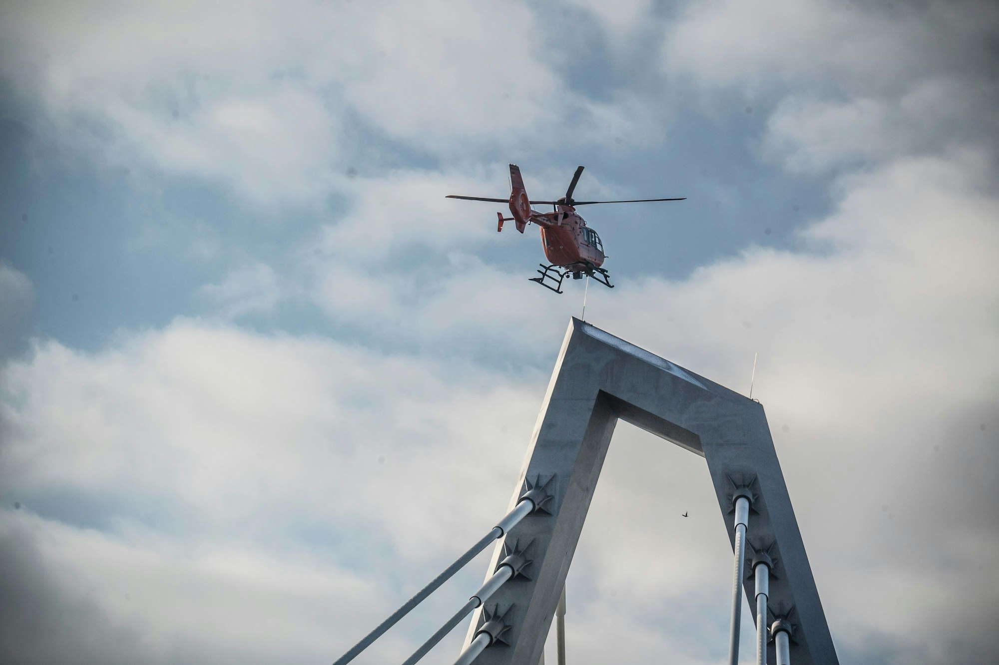 Ein Versuch, das Eis mit dem Abwind eines Hubschraubers abzulösen, schlug fehl.