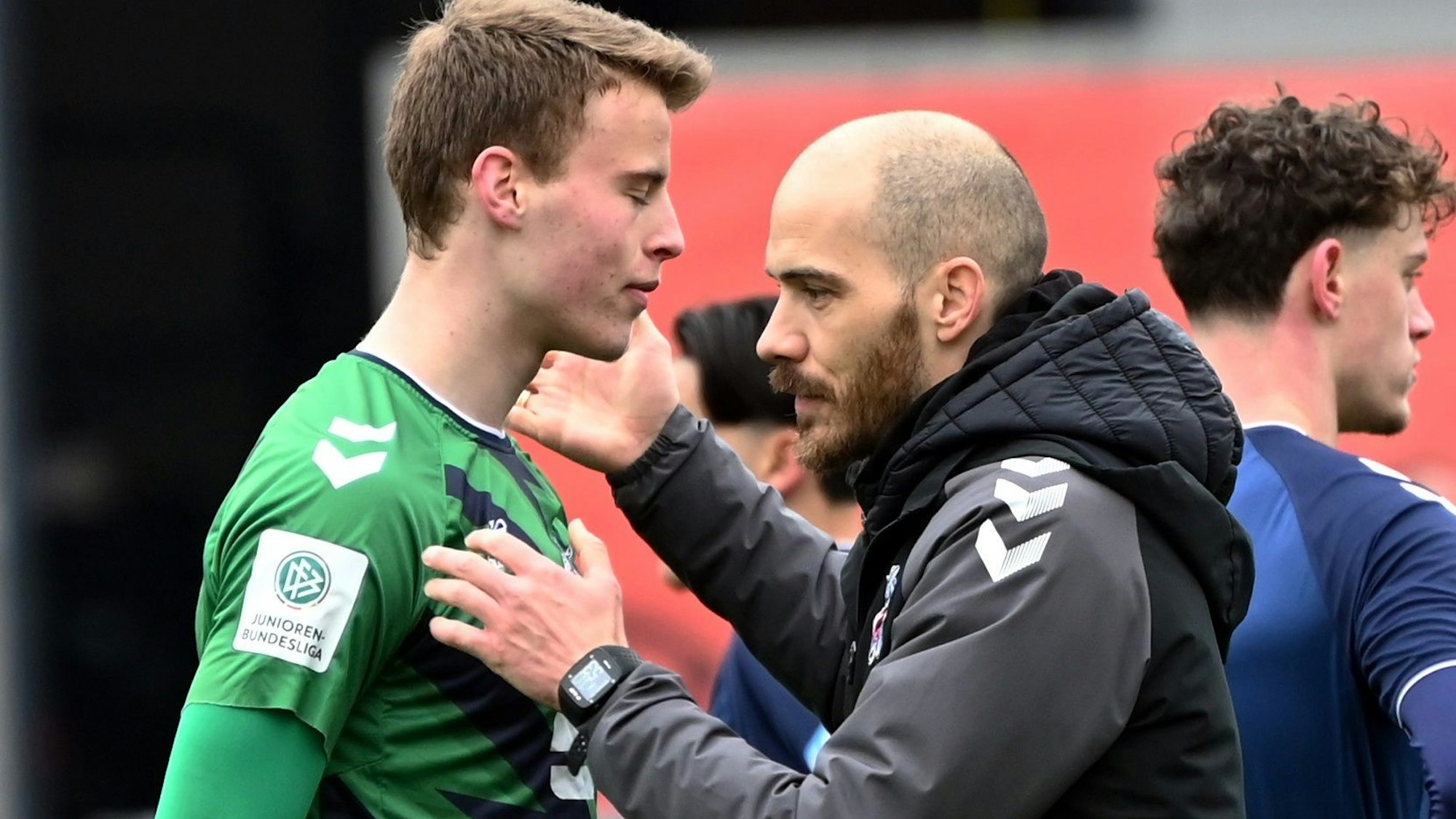 02.04.2023, Fussball-B-Jugend-Bayer 04-FC köln
links: Luis Hauer (Köln)
rechts: TR: Manuel Hartmann (Köln)
Foto: Uli Herhaus