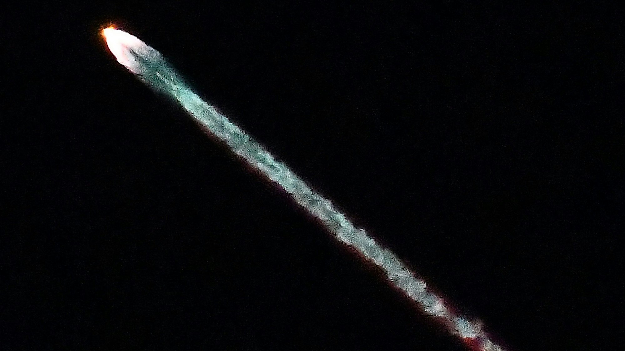 Der Start eines Starlink-Satelliten ist zu sehen.