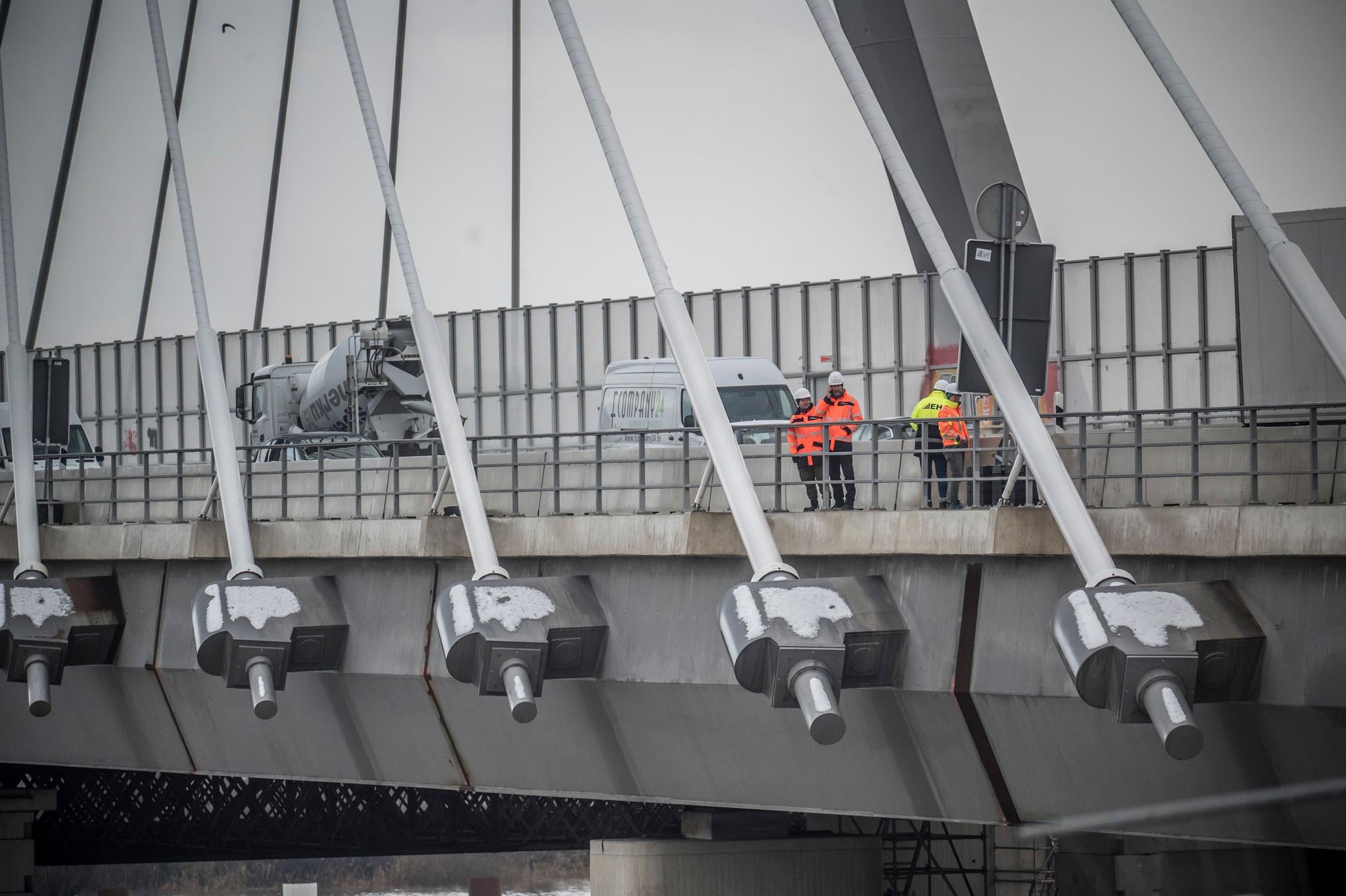 Auf den oben abgeschrägten Konstruktionselementen liegt Schnee und Eis. Deshalb wurden die Autobahn 1 und der Brückenradweg gesperrt. Ein Versuch, das Eis mit einem Hubschrauber abzulösen, schlug fehl.