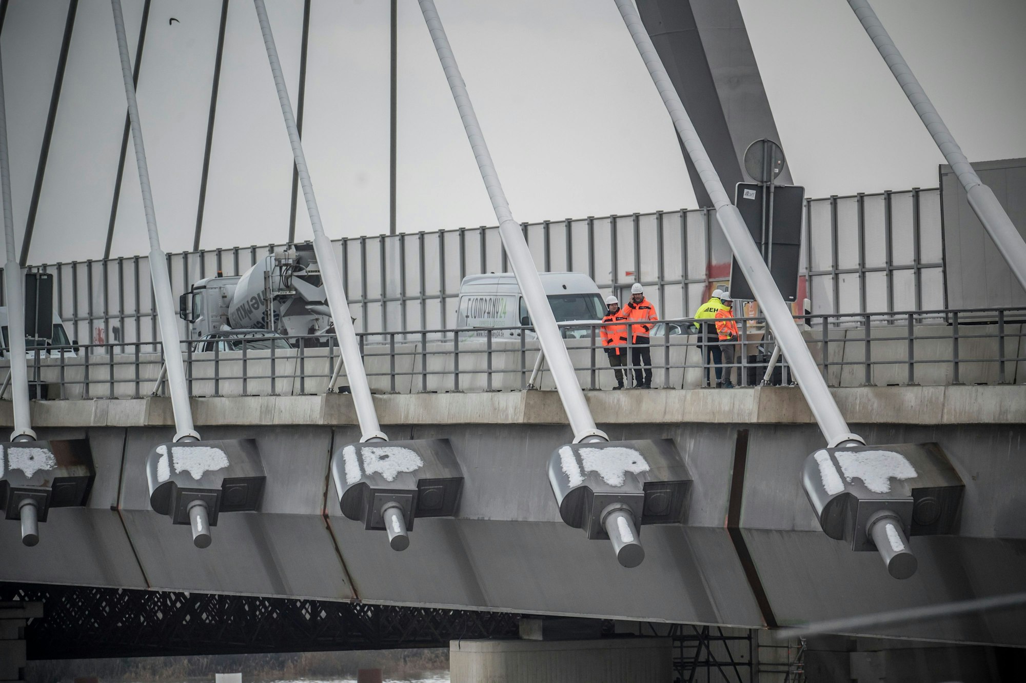 Auf den oben abgeschrägten Konstruktionselementen liegt Schnee und Eis. Deshalb wurden die Autobahn 1 und der Brückenradweg gesperrt. Ein Versuch, das Eis mit einem Hubschrauber abzulösen, schlug fehl.