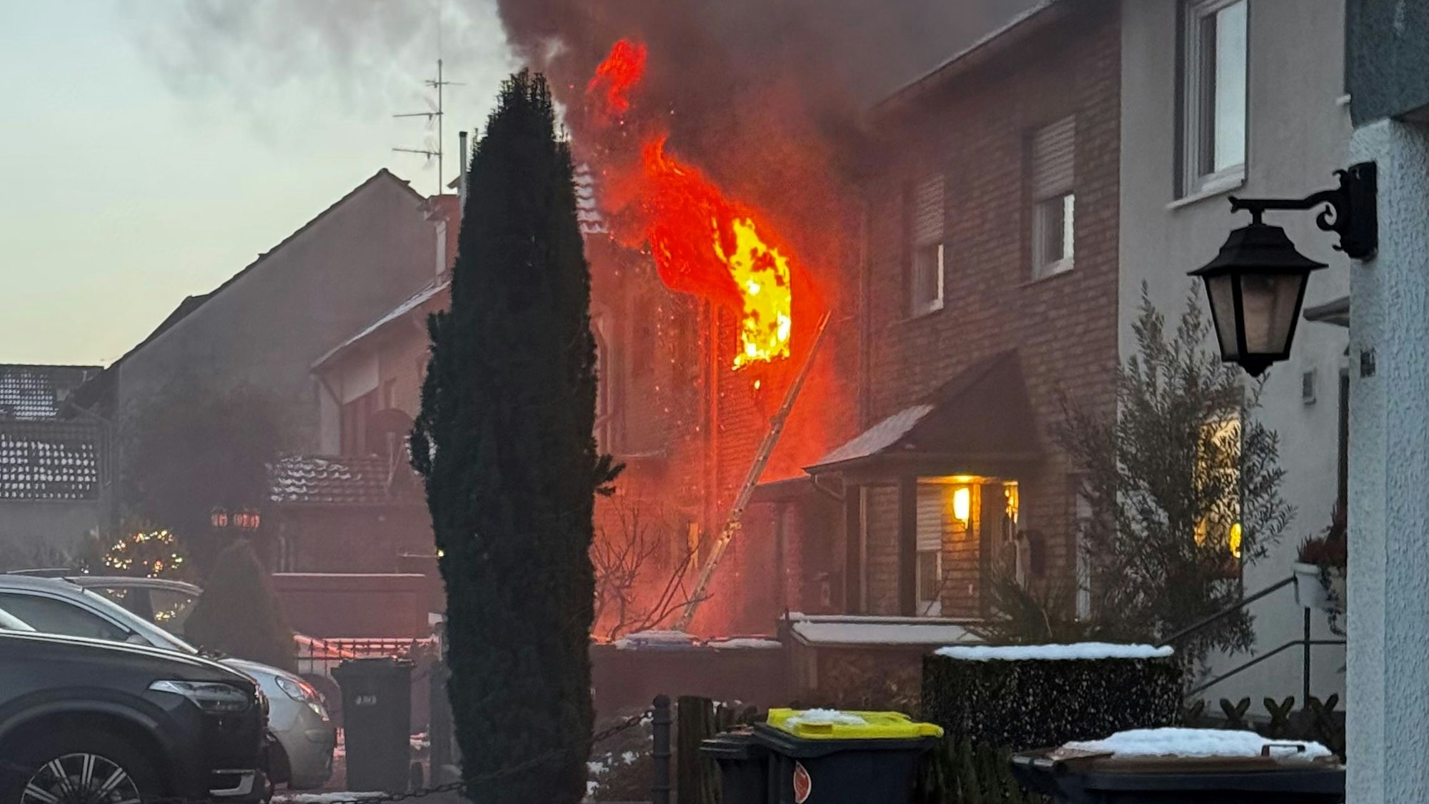 In einem Reihenhaus in Köln Worringen ist am Freitagabend ein Feuer ausgebrochen.
