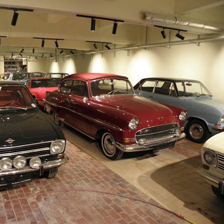 Mehrere alte Autos der Marke Opel stehen in einem Museumsraum in Vogelsang.