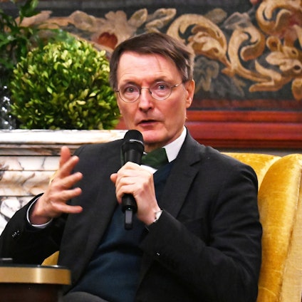 Zu sehen ist Karl Lauterbach, der in ein Mikrofon spricht.