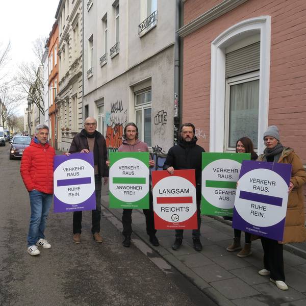 Die Plakate von den ersten Demonstrationen haben sie noch: Sven Lakner, Werner Ax, Samuel Kingdon, Adrian Bühler, Verena Blank und Linda Bühler (v.l.) und viele andere Anwohner wollen notfalls wieder auf die Straße gehen.