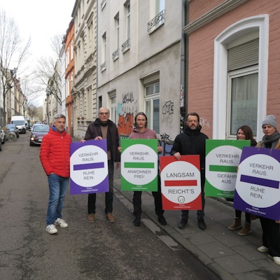 Die Plakate von den ersten Demonstrationen haben sie noch: Sven Lakner, Werner Ax, Samuel Kingdon, Adrian Bühler, Verena Blank und Linda Bühler (v.l.) und viele andere Anwohner wollen notfalls wieder auf die Straße gehen.