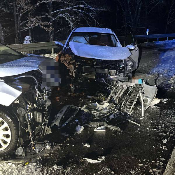 Zwei Unfallautos stehen auf der Straße im Dürschtal bei Kürten-Dürscheid.