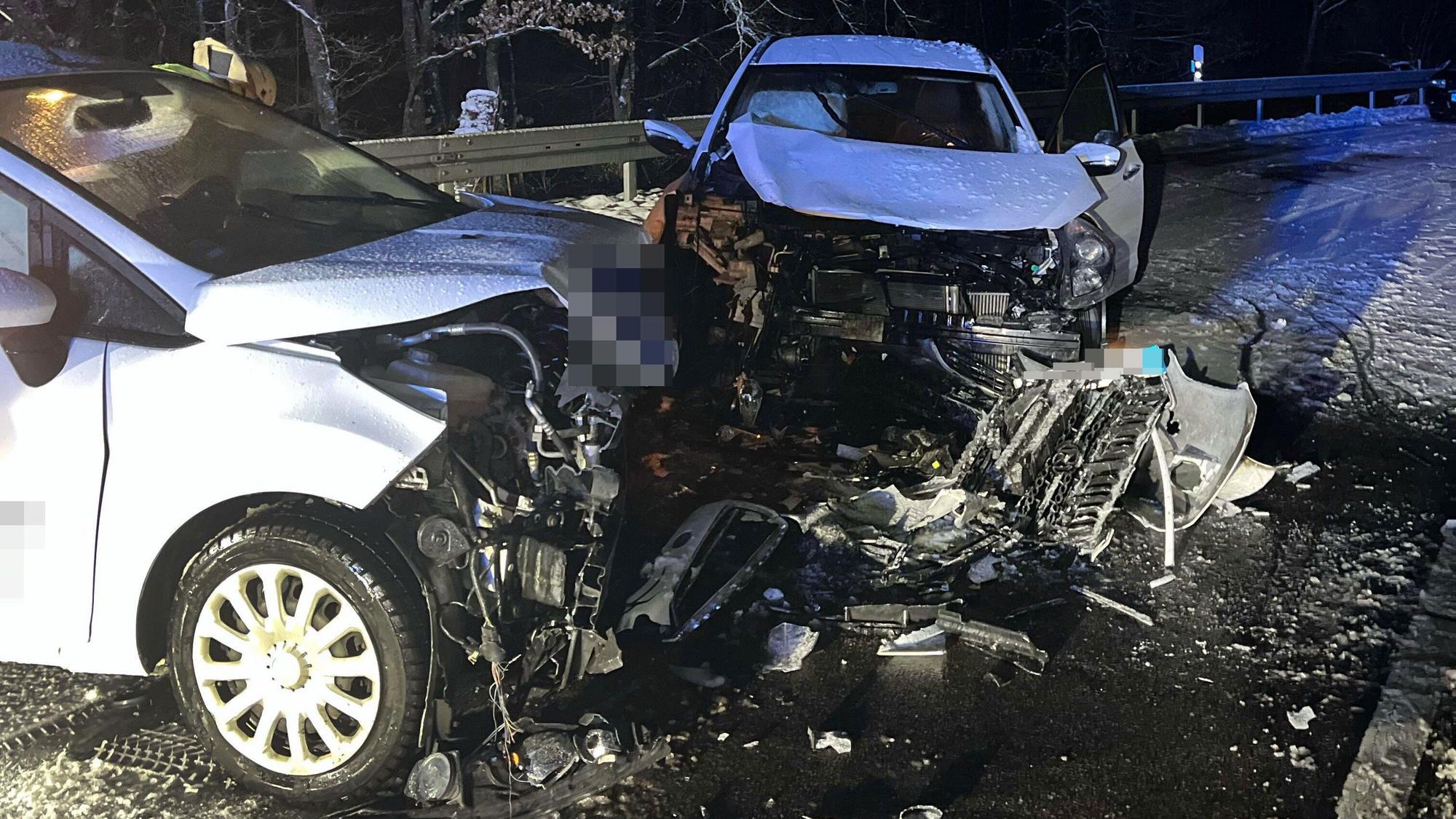 Zwei Unfallautos stehen auf der Straße im Dürschtal bei Kürten-Dürscheid.