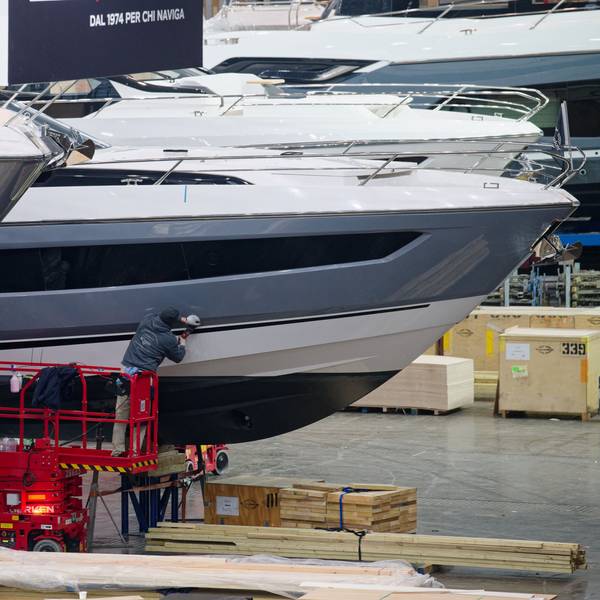 Ein Arbeiter poliert die Außenhülle einer großen Yacht. Die Vorbereitungen für die Wassersportmesse Boot (18 - 26.01.2025) laufen auf Hochtouren.