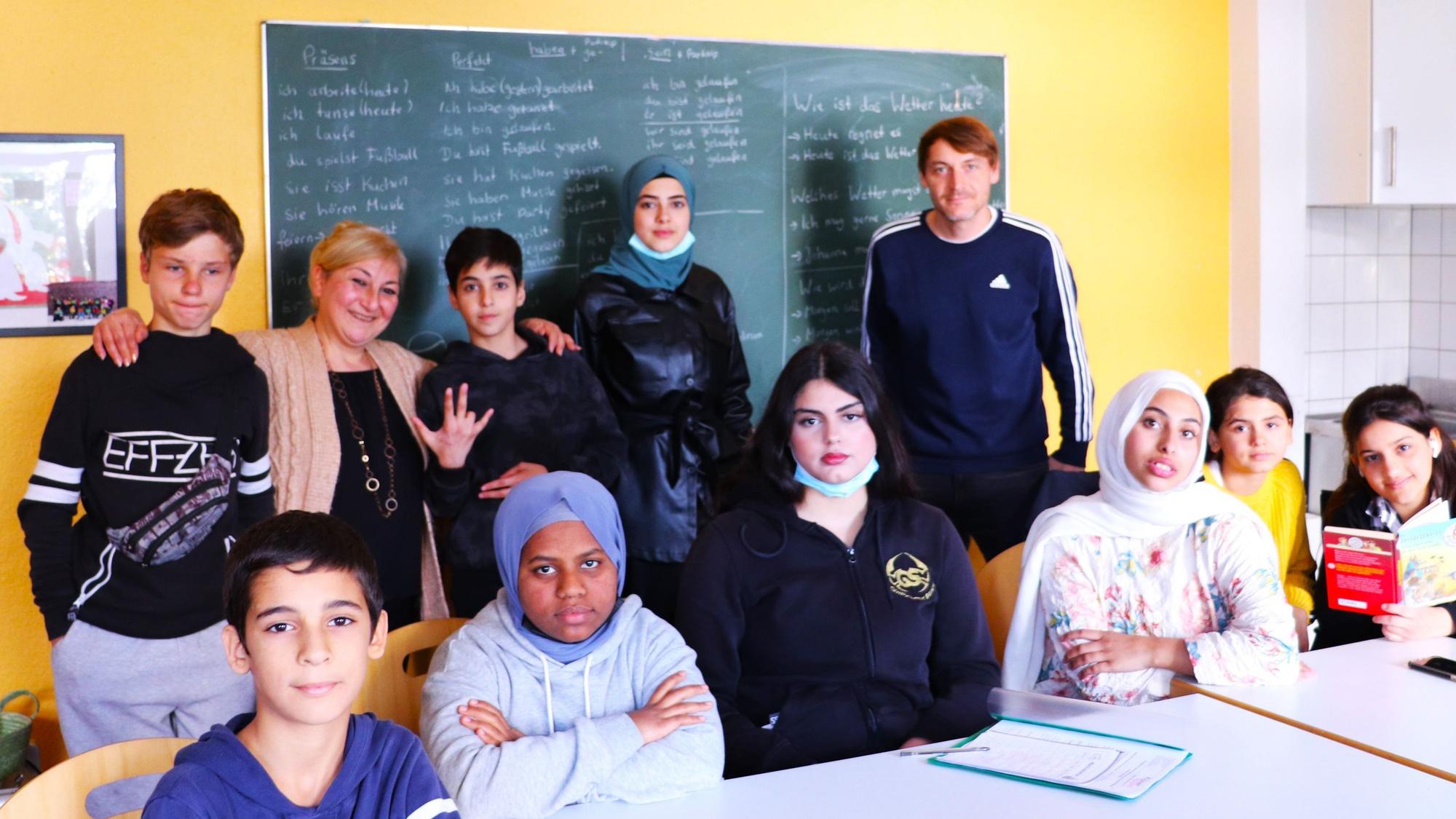 Junge Teilnehmende der Hausaufgabenhilfe des „Kölner Appell e.V.“ mit deren Leiterin Nadira Samaan und Geschäftsführer Björn Eberhardt.
