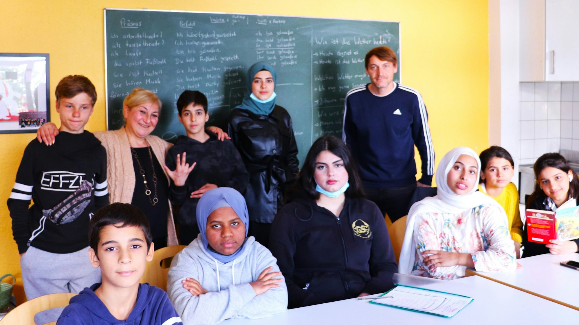 Junge Teilnehmende der Hausaufgabenhilfe des „Kölner Appell e.V.“ mit deren Leiterin Nadira Samaan und Geschäftsführer Björn Eberhardt.