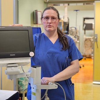 Zu sehen ist eine Krankenschwester an einem Monitor.