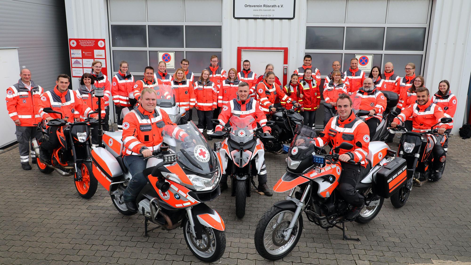 Die Motorradstaffel des DRK in Rösrath steht vor der örtlichen DRK-Unterkunft.