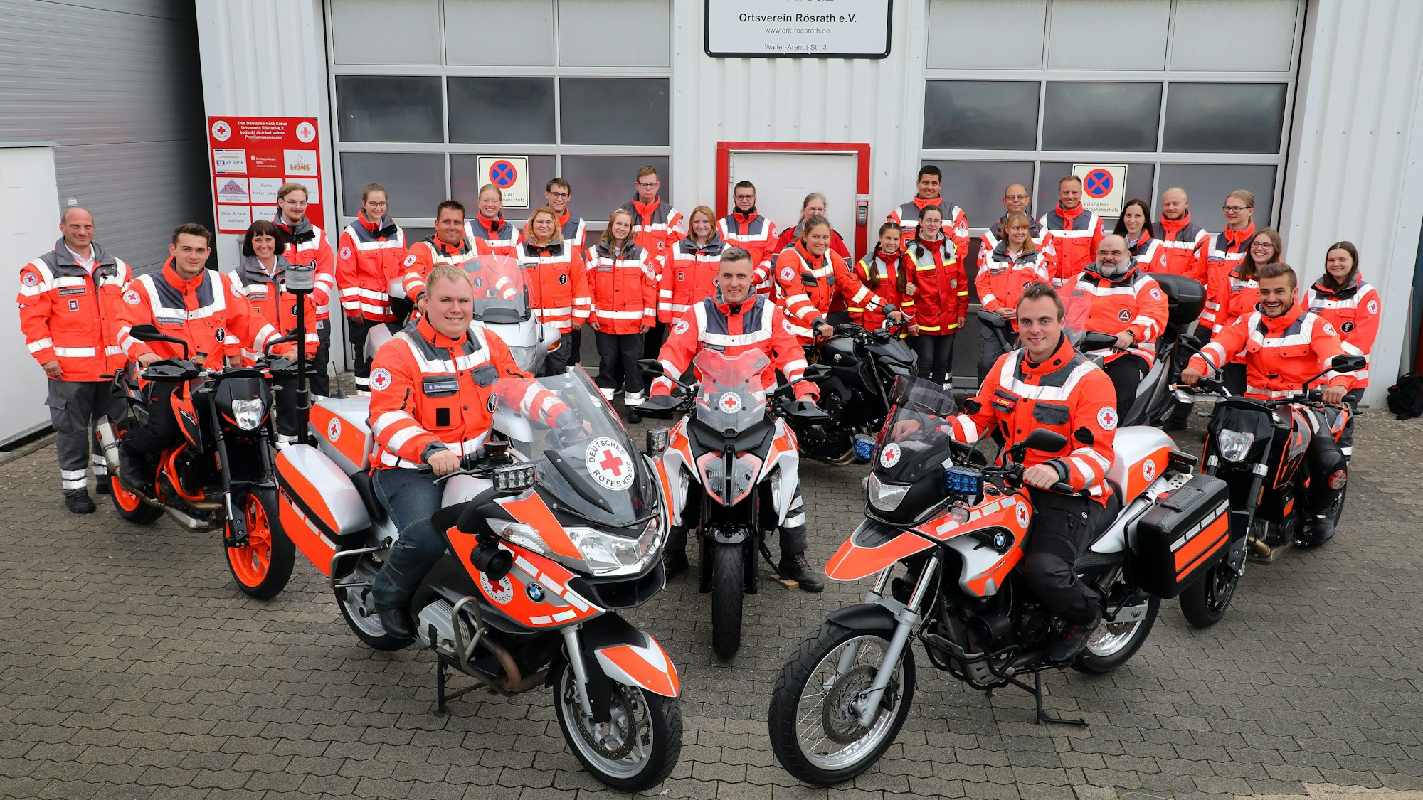 Die Motorradstaffel des DRK in Rösrath steht vor der örtlichen DRK-Unterkunft.