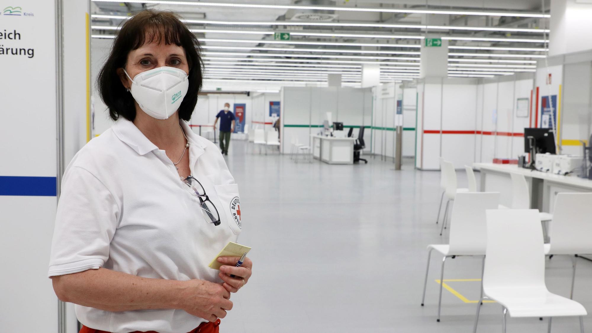DRK-Kreisvorsitzende Ingeborg Schmidt steht mit einem Mund-Nase-Schutz im Impfzentrum des Rheinisch-Bergischen Kreises in der der Bergisch Gladbacher Rhein-Berg-Galerie.