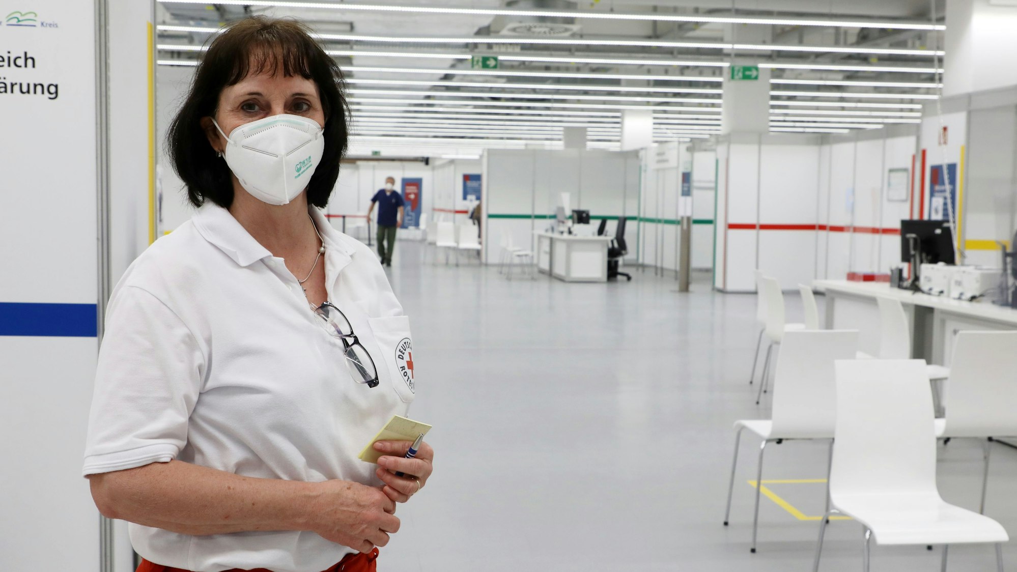 DRK-Kreisvorsitzende Ingeborg Schmidt steht mit einem Mund-Nase-Schutz im Impfzentrum des Rheinisch-Bergischen Kreises in der der Bergisch Gladbacher Rhein-Berg-Galerie.