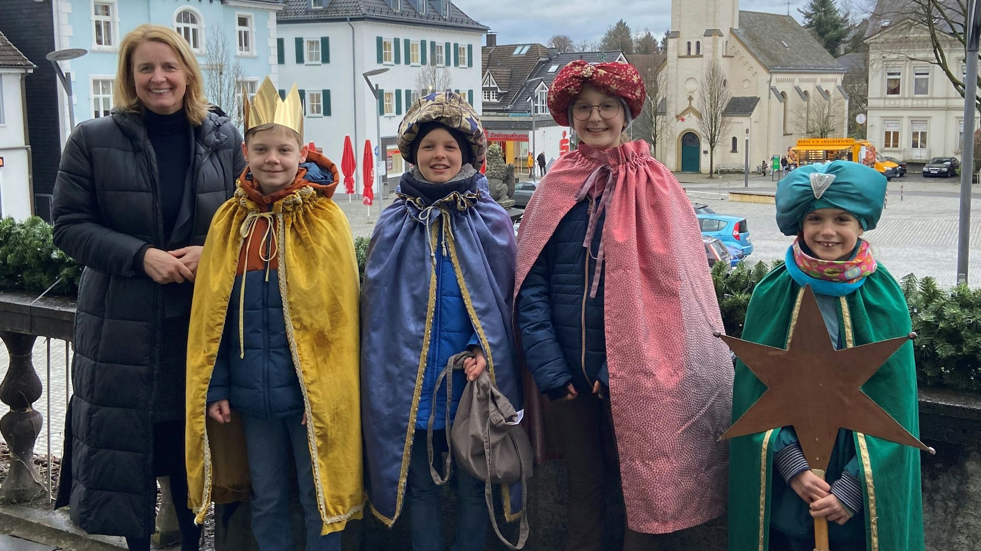 Eine Gruppe Sternsinger steht vor dem Wipperfürther Rathaus. Neben ihnen steht Bürgermeisterin Anne Loth.