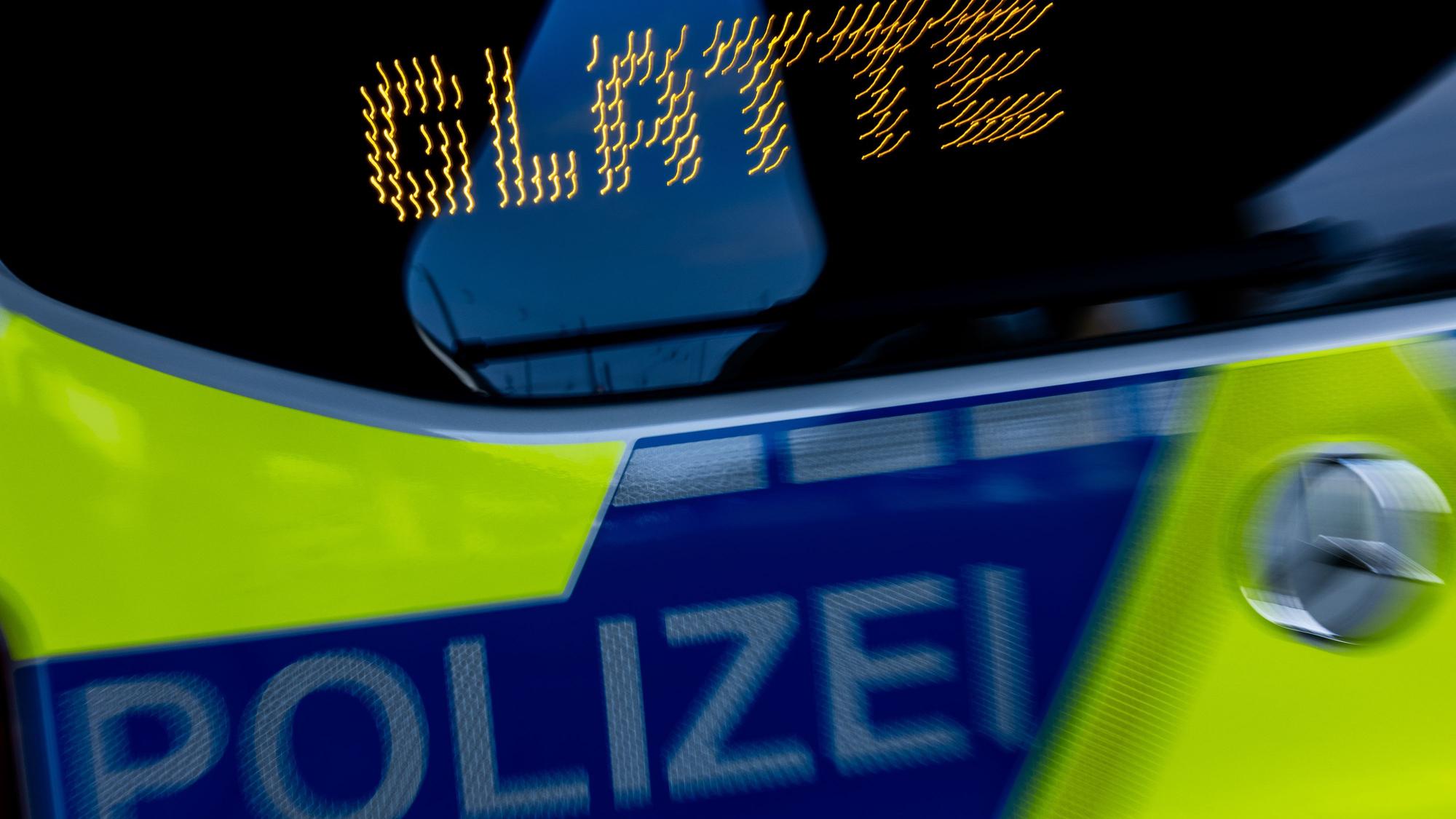 Die Polizei warnt vor eisglatten Straßen im Oberbergischen Kreis. Schon am frühen Morgen hat es etliche Unfälle gegeben.