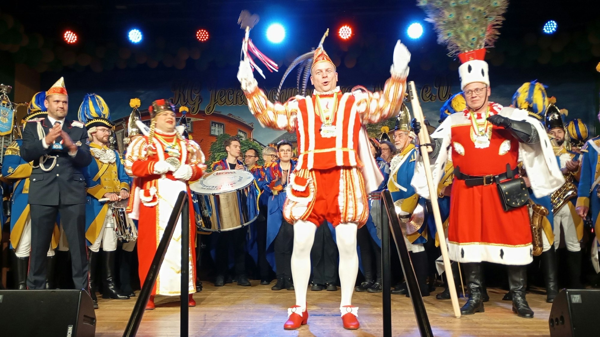 Das Foto zeigt den Auftritt der KG Thorr auf der Prunksitzung der „Jecke Schupos“.