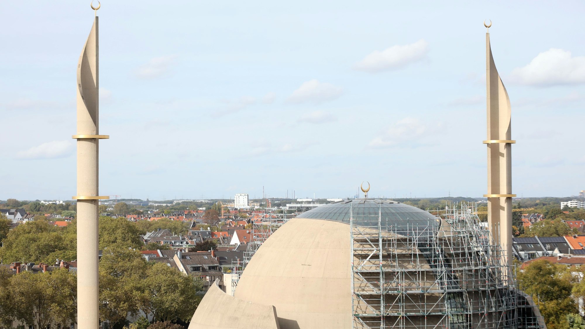 07.10.2024, Köln: Die zentralmoschee an der Venloer Straße ist zum Teil mit Baugerüst eingezäunt. Foto: Arton Krasniqi