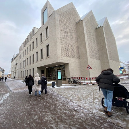 Zu sehen ist das Brühler Rathaus.