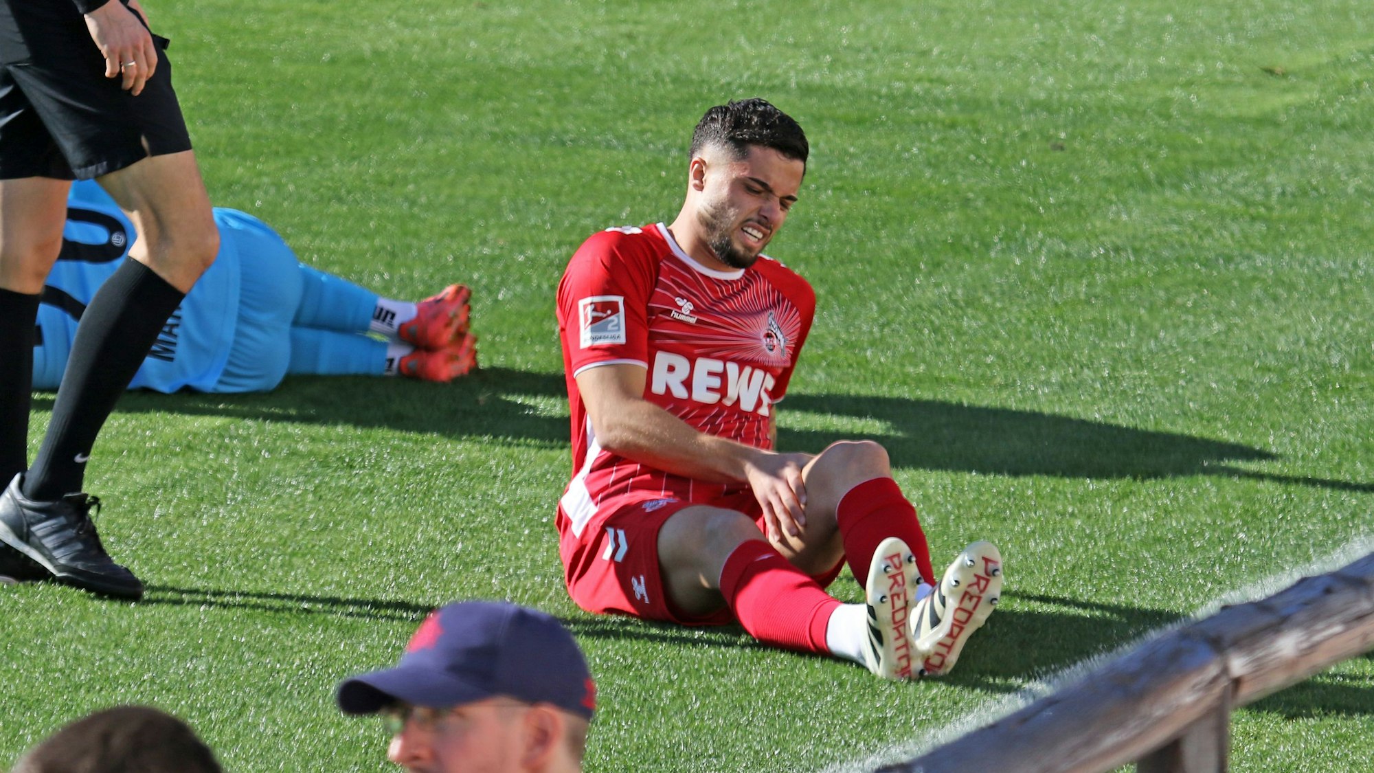 Jusuf Gazibegovic prallte gleich zu Beginn mit seinem Gegenspieler zusammen und erlitt eine schmerzhafte Prellung.