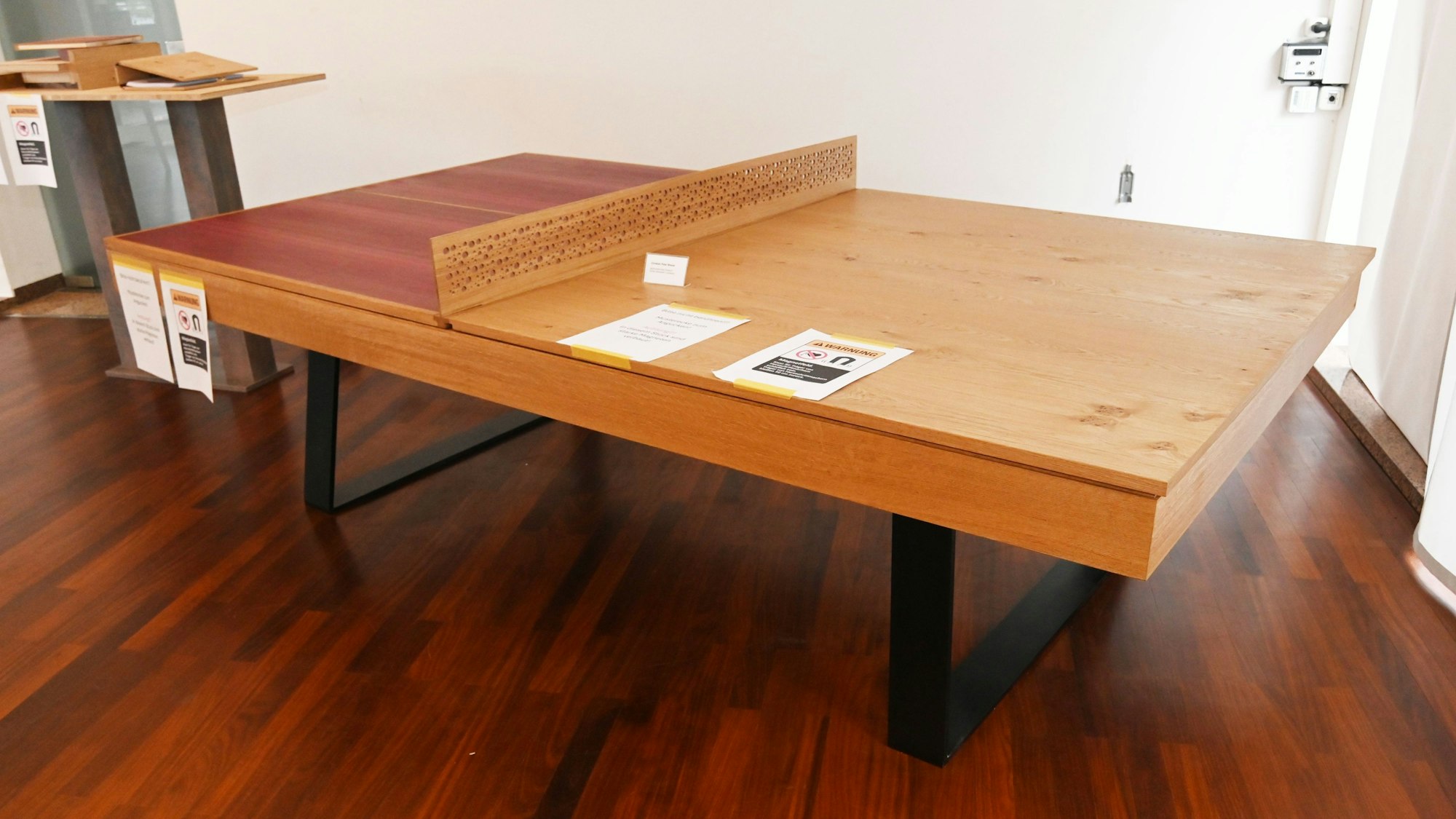 Tischtennistisch als Meisterstück: Diese gehören den meisterschülen, Bei den Passagen gibt es von Schränken, Tischen allerlei geschmackvoller Holz-Möbel zu sehen.