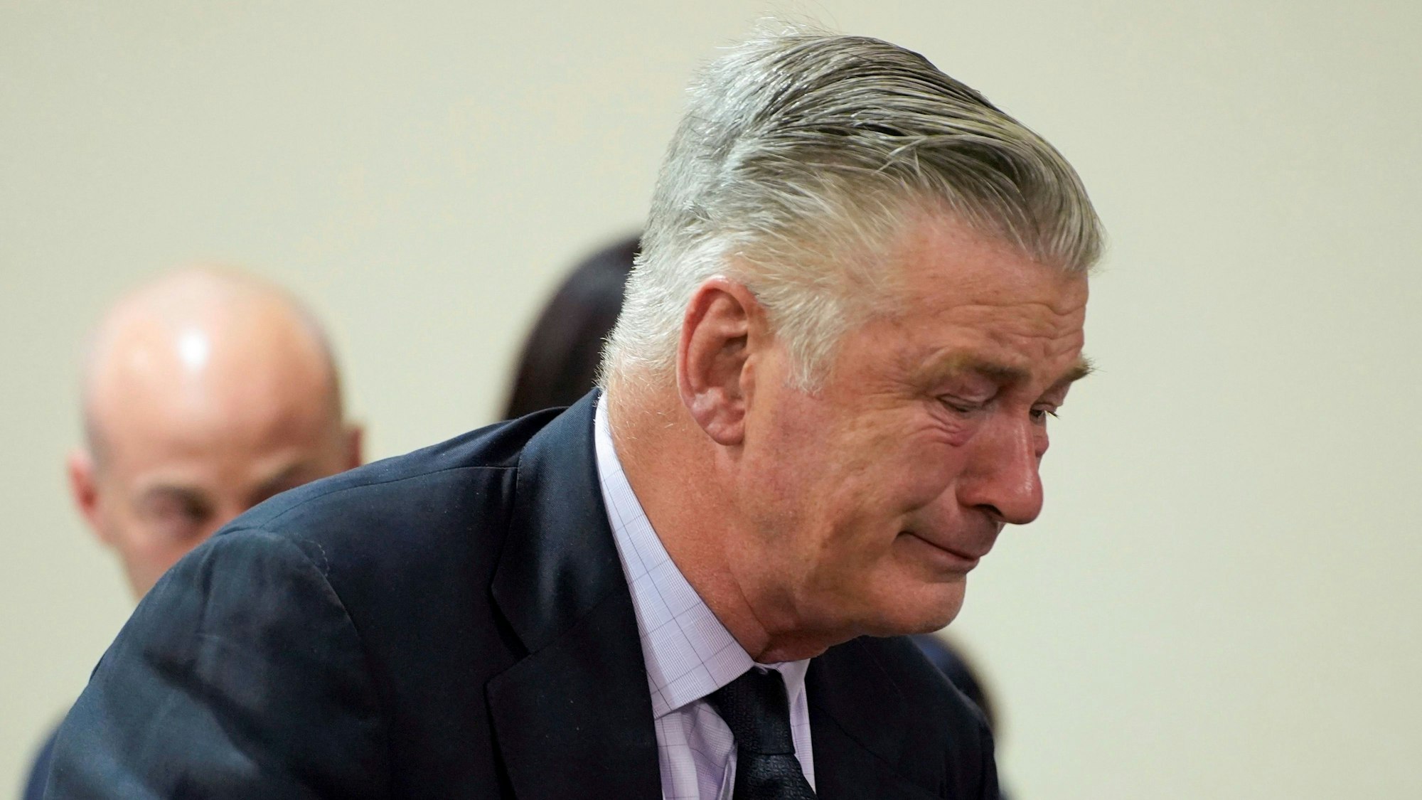 Alec Baldwin, wie er nach dem eingestellten Verfahren den Gerichtssaal verlässt.