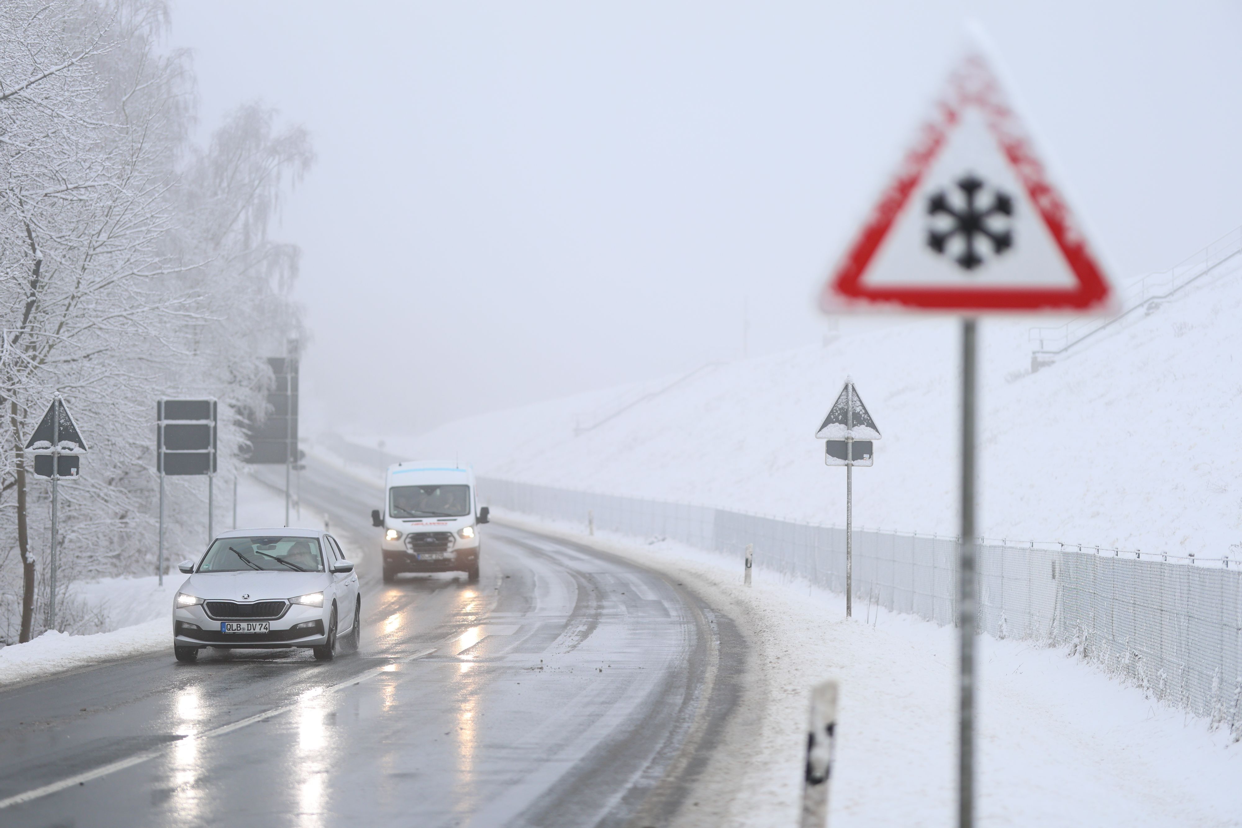 Fahrzeuge sind auf den winterglatten Straßen im Oberharz zwischen Elbingerode und Hasselfelde unterwegs.