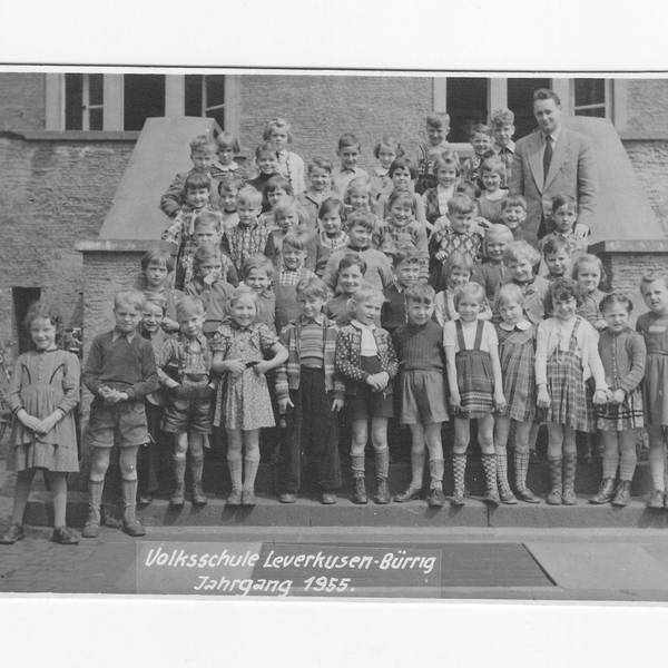 Jahrgang 1955 bei der Einschulung in der Volksschule Bürrig in einem schwarz-weiß Foto