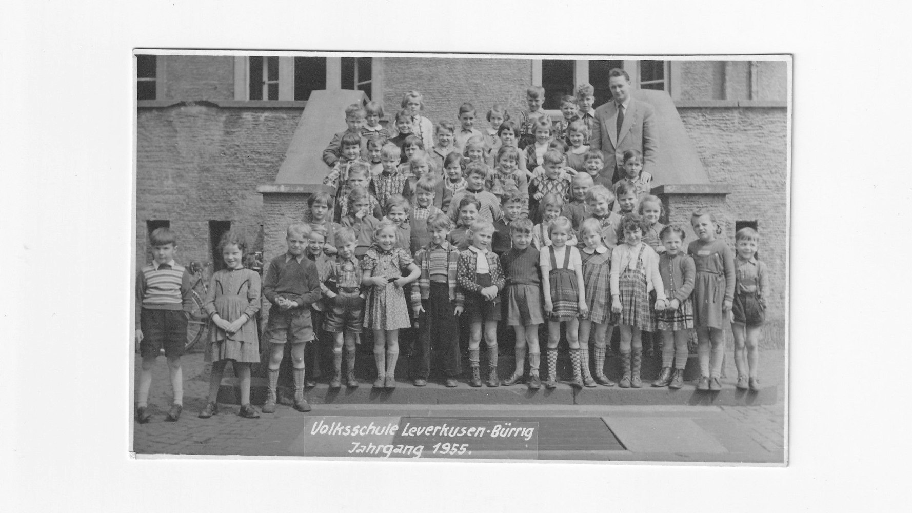 Jahrgang 1955 bei der Einschulung in der Volksschule Bürrig in einem schwarz-weiß Foto