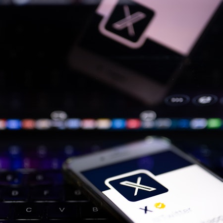 Auf dem Bildschirm eines Smartphones ist das offizielle Profil der Plattform X und zu sehen. (Archivbild)