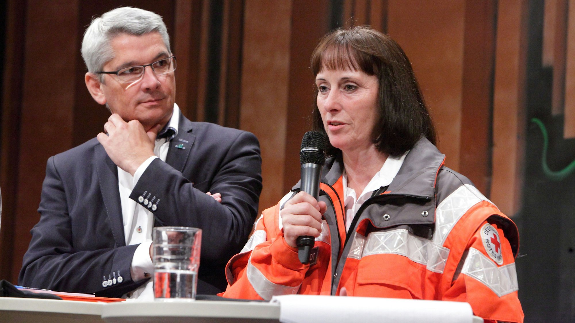 Versammlung der Bürger im Bergischen Löwen Thema Flüchlinge in der Turnhalle in Heidkamp Feldstraße mit Bürgermeister Lutz Urbach und Ingeborg Schmidt.