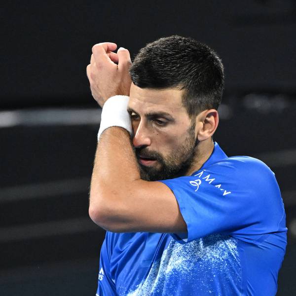 Novak Djokovic putzt sich den Schweiß ab.