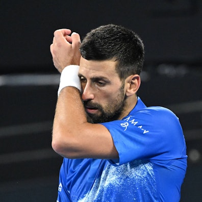Novak Djokovic putzt sich den Schweiß ab.