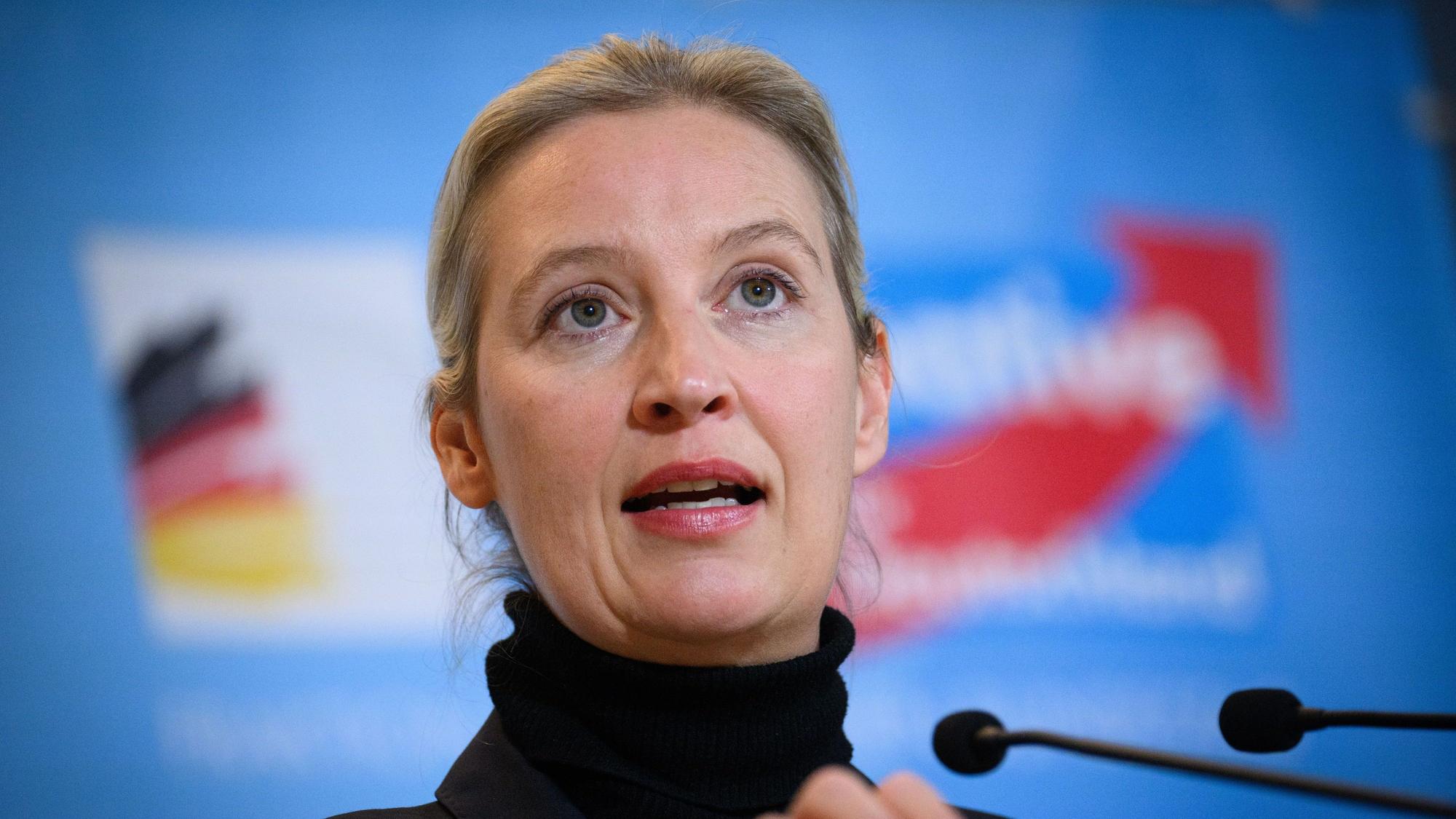 Alice Weidel, Vorsitzende der AfD-Bundestagsfraktion, äußert sich vor Beginn der Fraktionssitzung der Bundestagsfraktion der AfD im Deutschen Bundestag.
