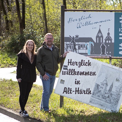 Das Foto zeigt Mitglieder des CDU-Ortsverbands Alt-Hürth mit dem inzwischen gestohlenen Begrüßungsschild.