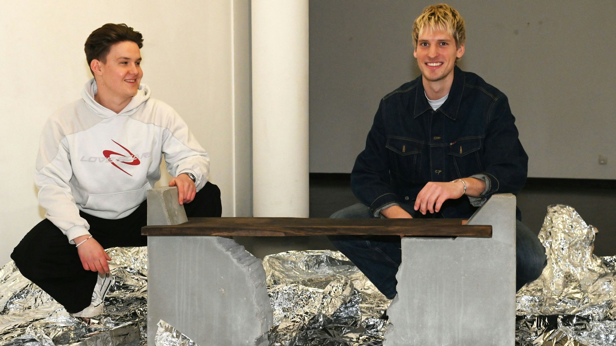 Ole Tüngler (l.) und Lukas Lötte vom Kölner Design-Studio „Fragment Essenz“ im Pop-Up-Store „Haus auf der Ehrenstraße“ an der Ehrenstraße 69