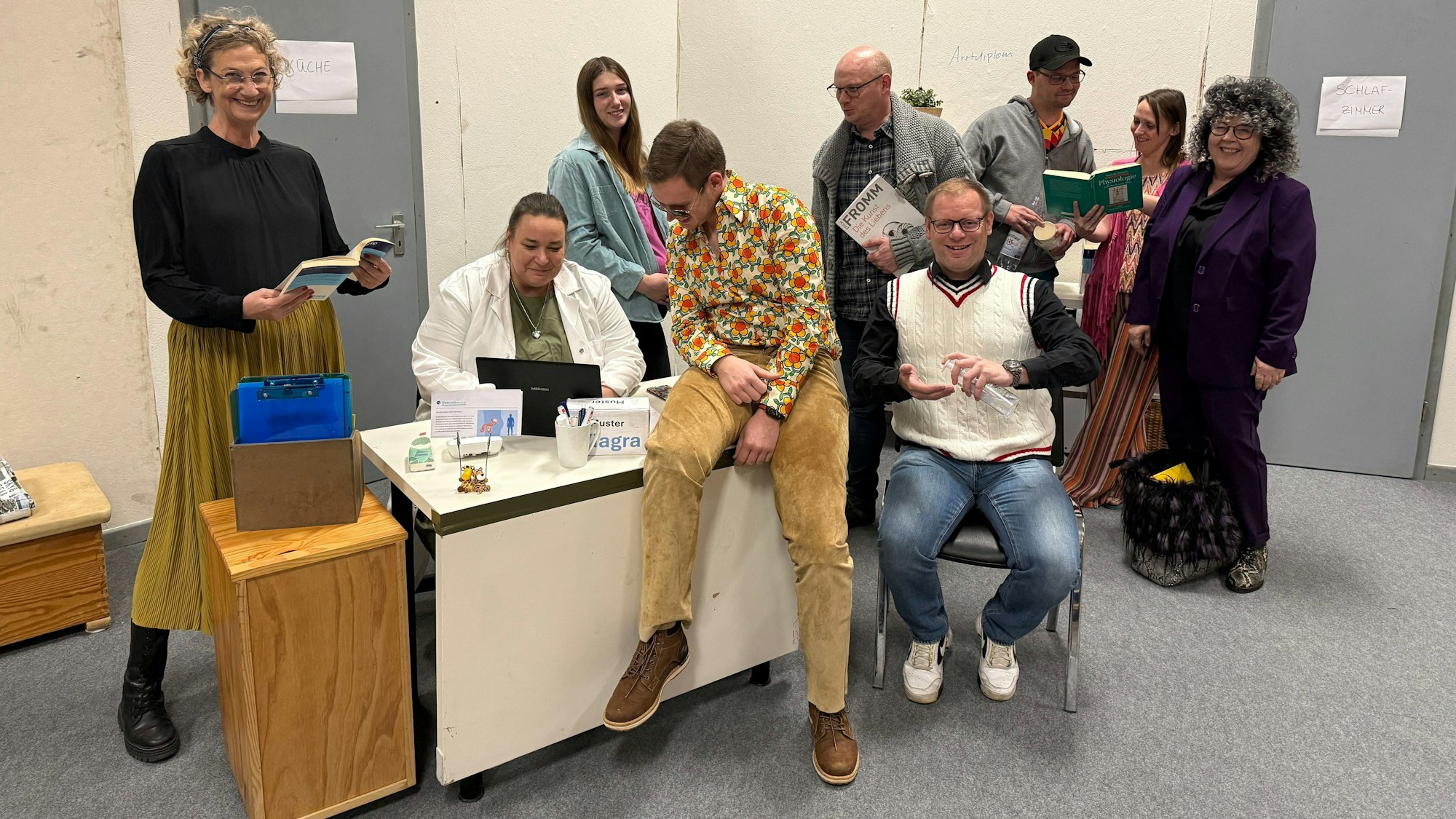 Das Foto zeigt das Ensemble mit Schauspielern und dem Regisseur.