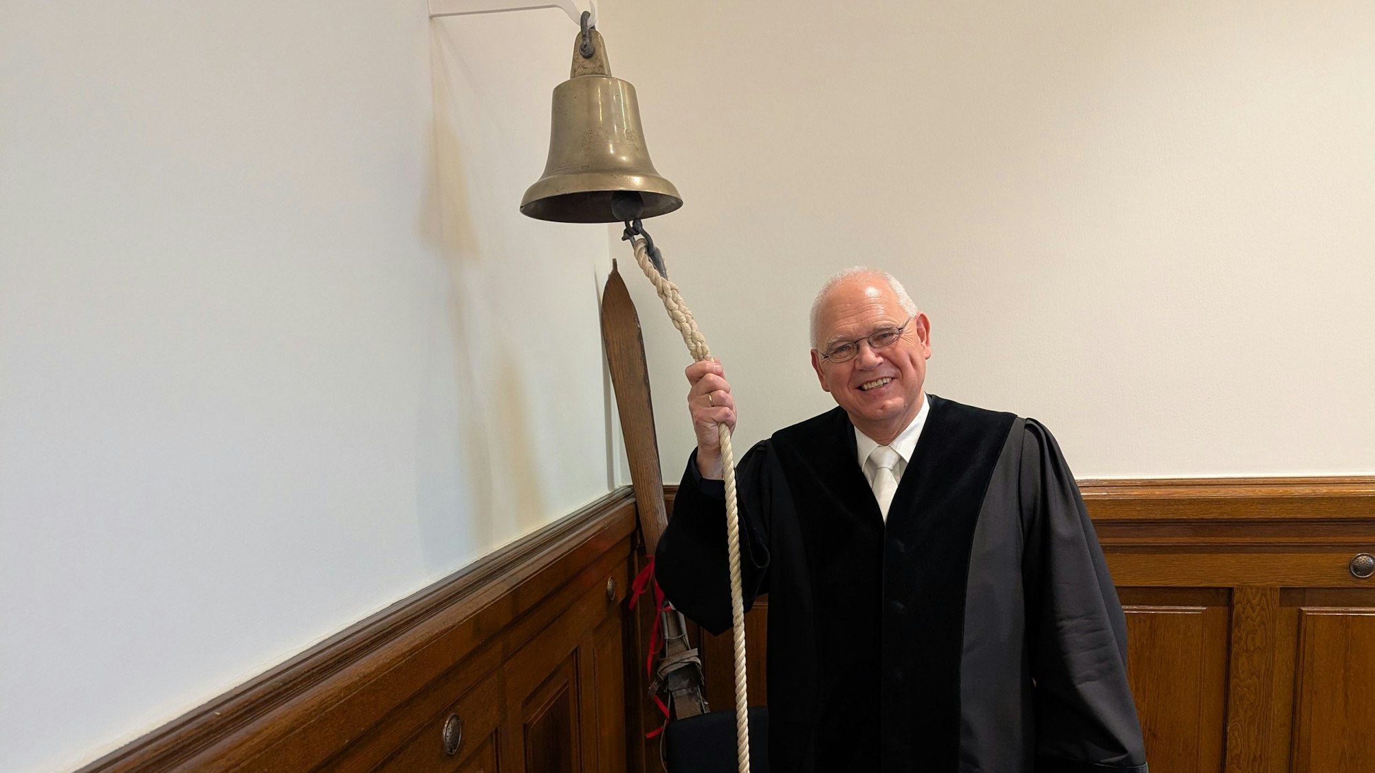 Richter Klaus Berghaus läutet die Glocke zu seinem letzten Prozess.
