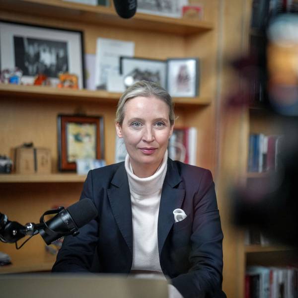 AfD-Chefin Alice Weidel posiert für Fotos während der Unterhaltung mit Tech-Milliardär Elon Musk.