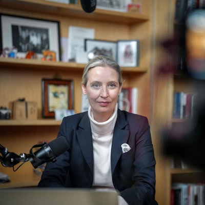 AfD-Chefin Alice Weidel posiert für Fotos während der Unterhaltung mit Tech-Milliardär Elon Musk.