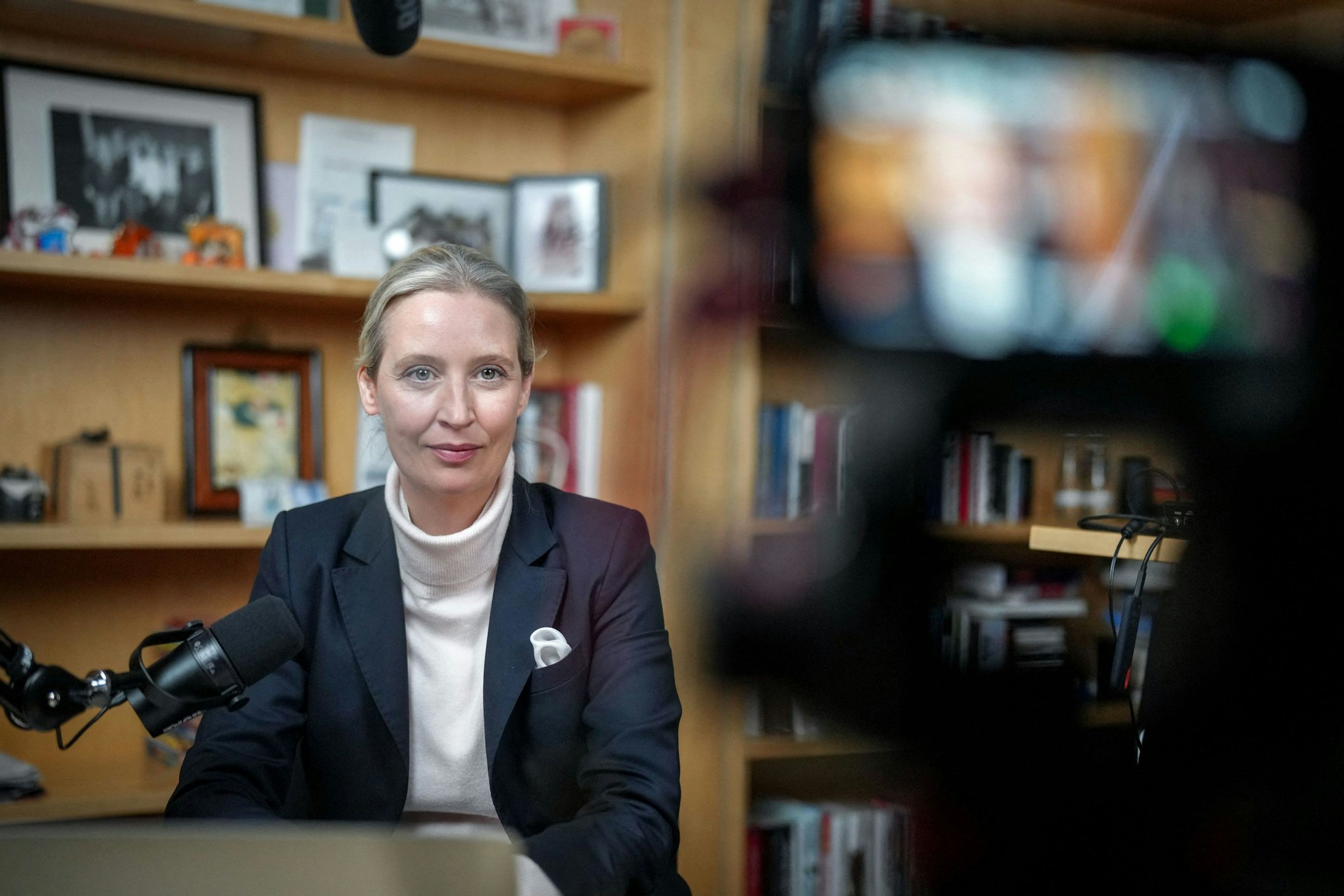 AfD-Chefin Alice Weidel posiert für Fotos während der Unterhaltung mit Tech-Milliardär Elon Musk.