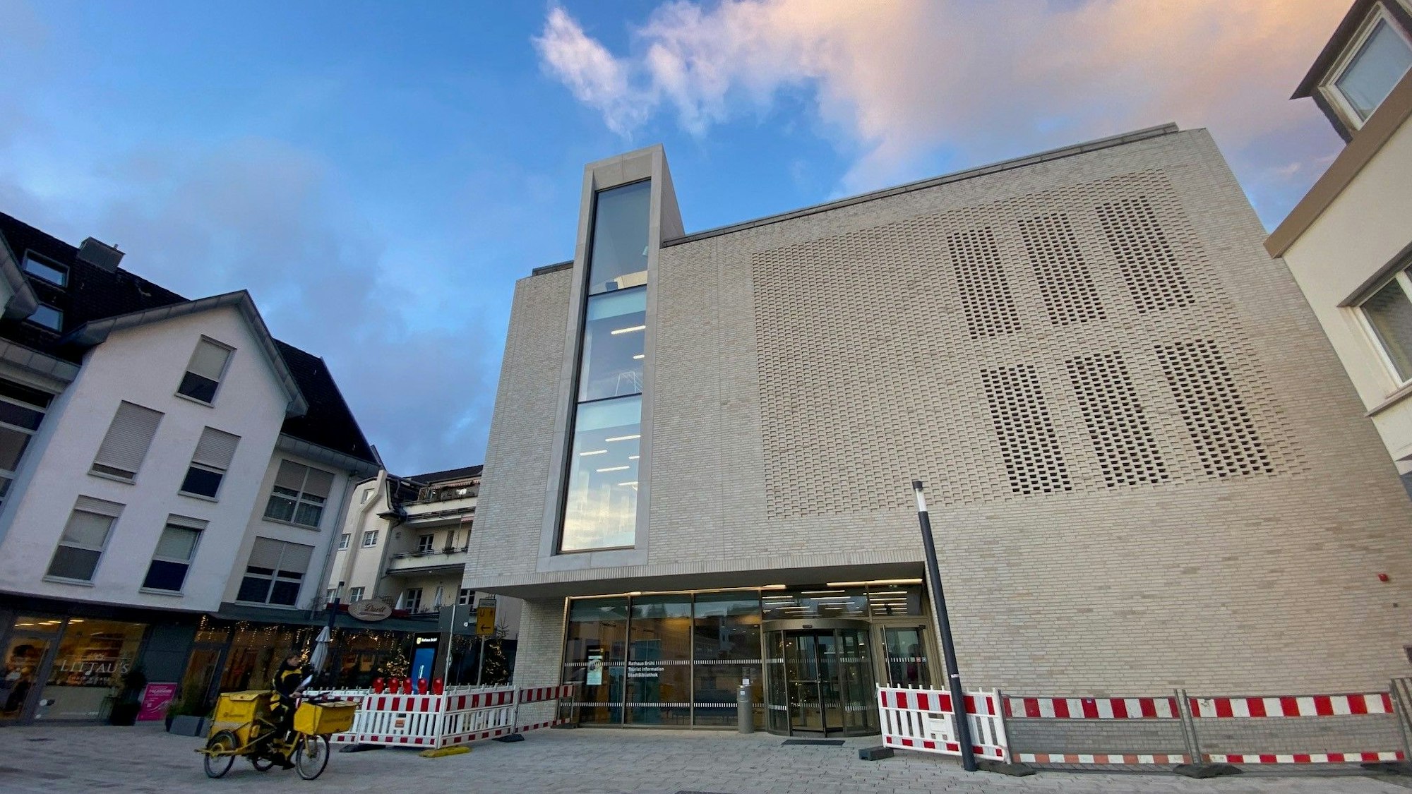 Zu sehen ist das Brühler Rathaus am Janshof.