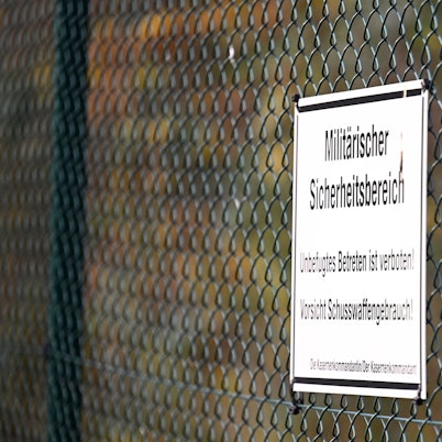 Blick auf den Sicherheitszaun der Bundeswehr-Luftwaffenkaserne in Wahnheide. Dort wurden erneut Beschädigungen am Zaun entdeckt.