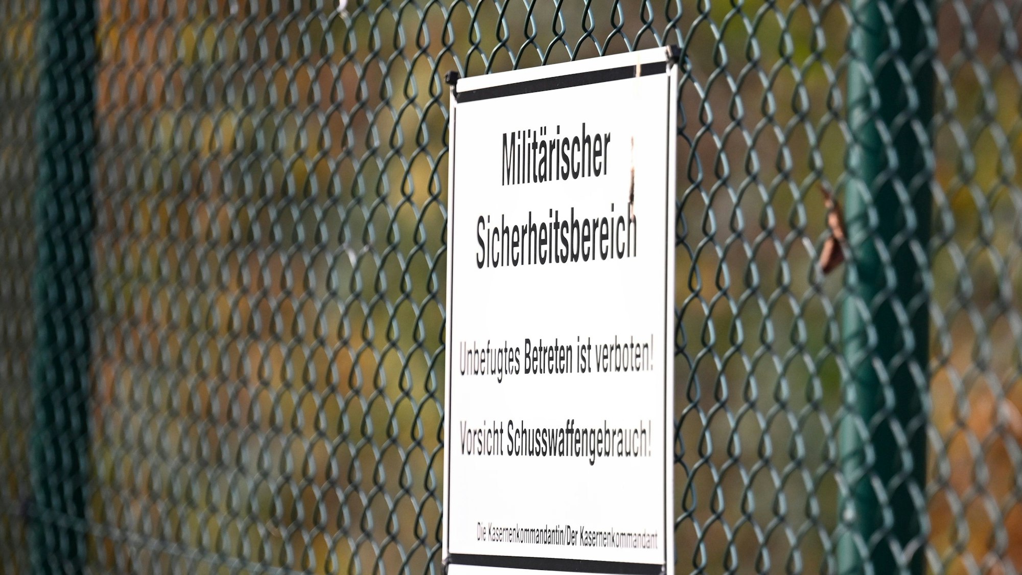 Blick auf den Sicherheitszaun der Bundeswehr-Luftwaffenkaserne in Wahnheide. Dort wurden erneut Beschädigungen am Zaun entdeckt.