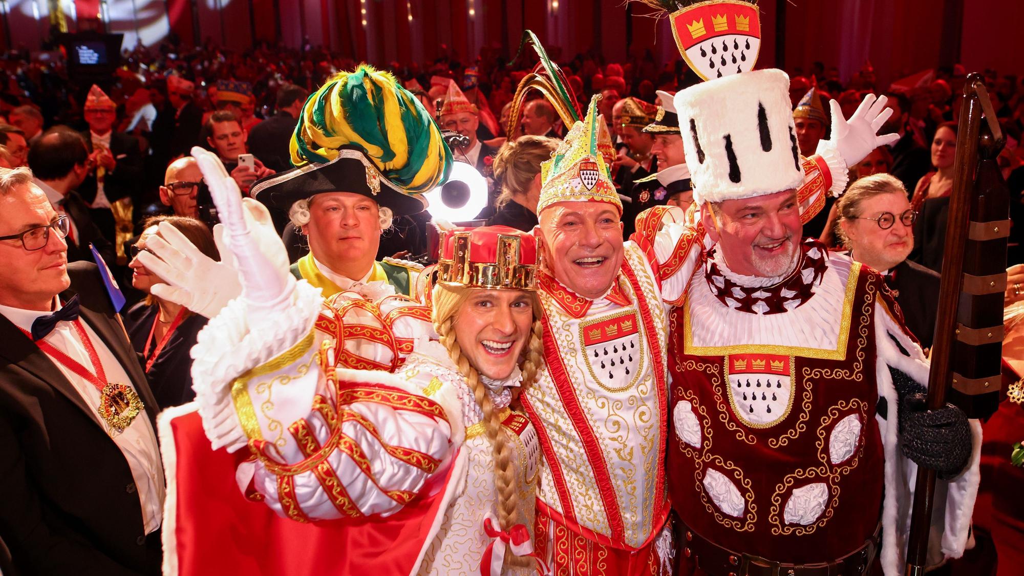 10.01.2025, Köln: KARNEVAL - Proklamation des Kölner Dreigestirn 2025 im Gürzenich in Köln - Einzug des Dreigestirns Prinz René I. (René Klöver), Bauer Michael (Michael Samm) und Jungfrau Marlis (Hendrik Ermen). Foto: Thilo Schmülgen