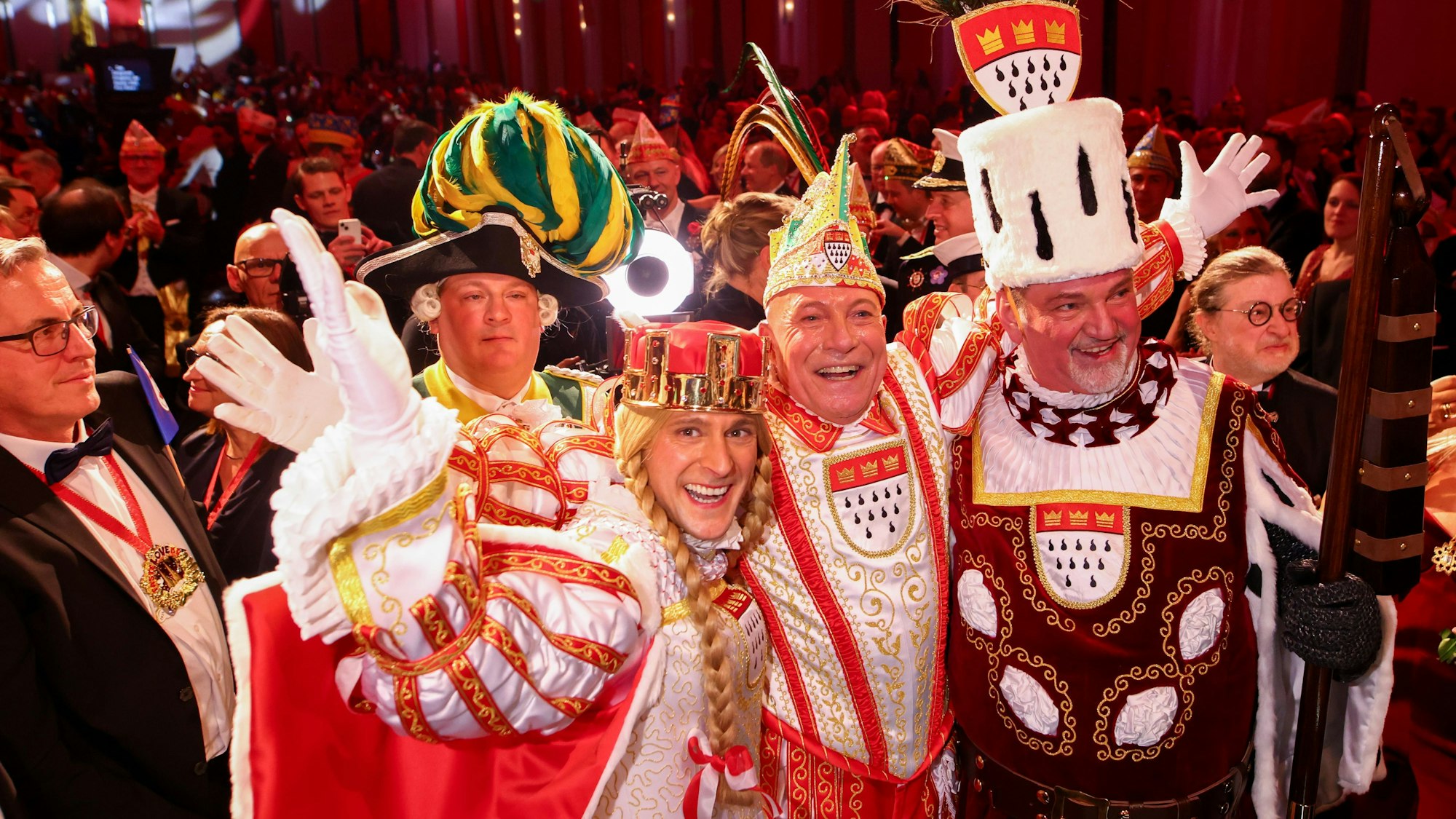10.01.2025, Köln: KARNEVAL - Proklamation des Kölner Dreigestirn 2025 im Gürzenich in Köln - Einzug des Dreigestirns Prinz René I. (René Klöver), Bauer Michael (Michael Samm) und Jungfrau Marlis (Hendrik Ermen). Foto: Thilo Schmülgen