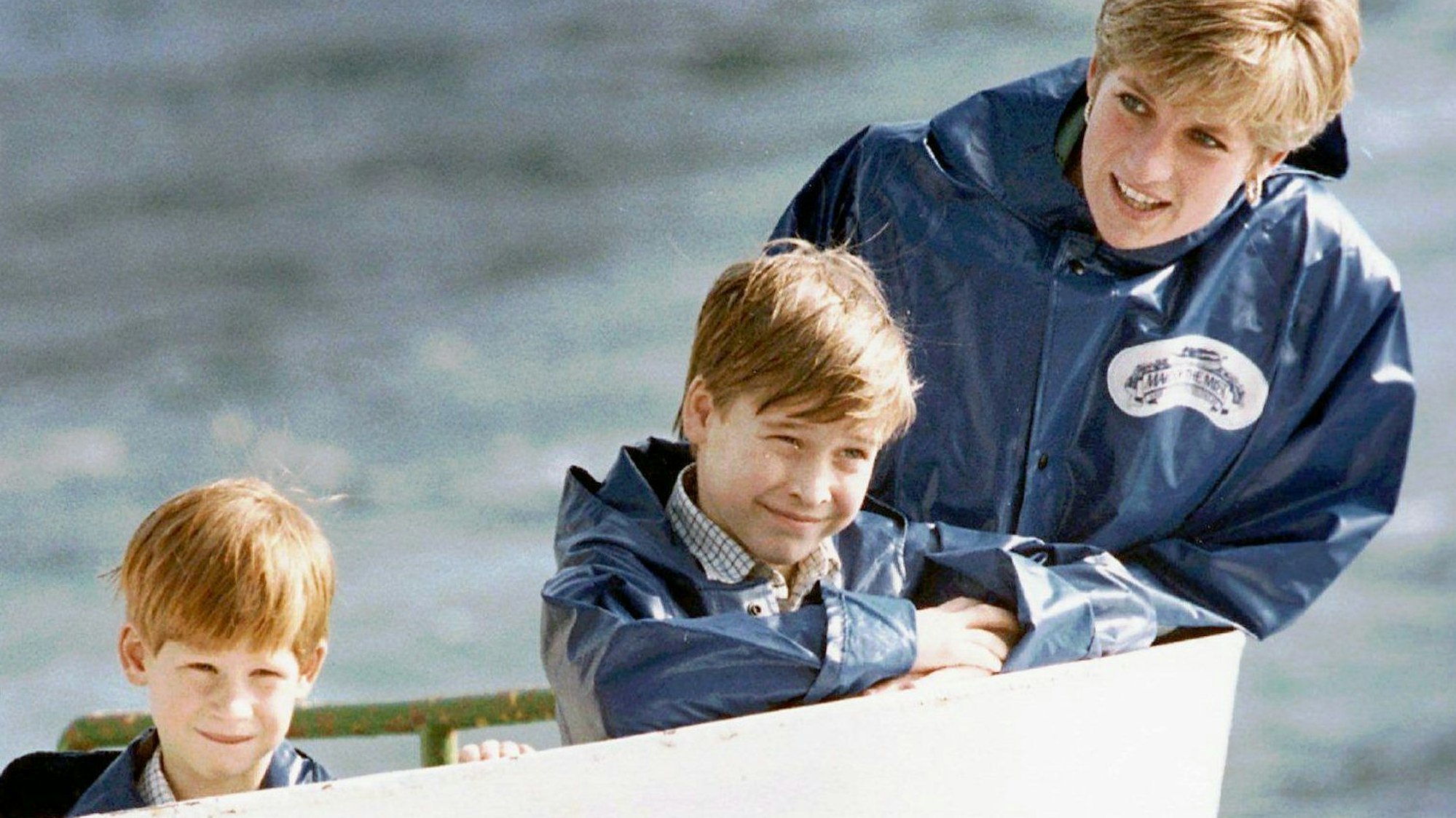 Prinzessin Diana besichtigt im Oktober 1991 mit ihren Söhnen Prinz William (mitte) und Prinz Harry die Niagara Fälle (USA).
