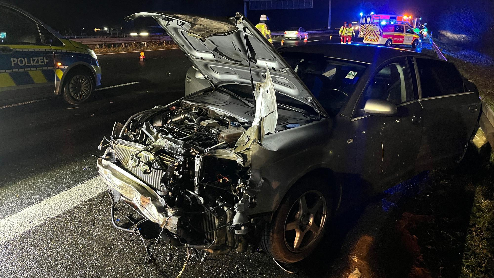 Bei einem Unfall auf der A 3 ist eine Frau verletzt worden, ihre drei Kinder kamen vorsorglich ins Krankenhaus.
